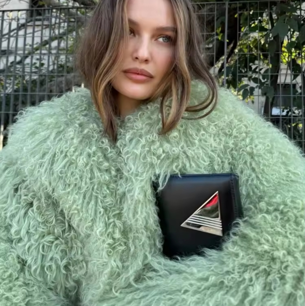 Chic Green Oversized Plush Women's Faux Fur Coat Elegant Soft Warm Long Sleeves - Picture 2 of 11